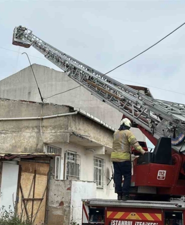 Başakşehir’de tadilat yapılan çatı alev alev yandı
