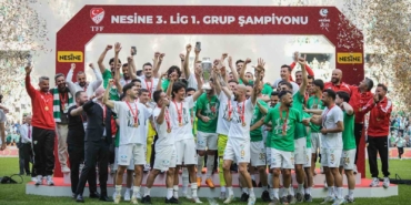 Bursaspor, şampiyonluk kupasını kaldırdı