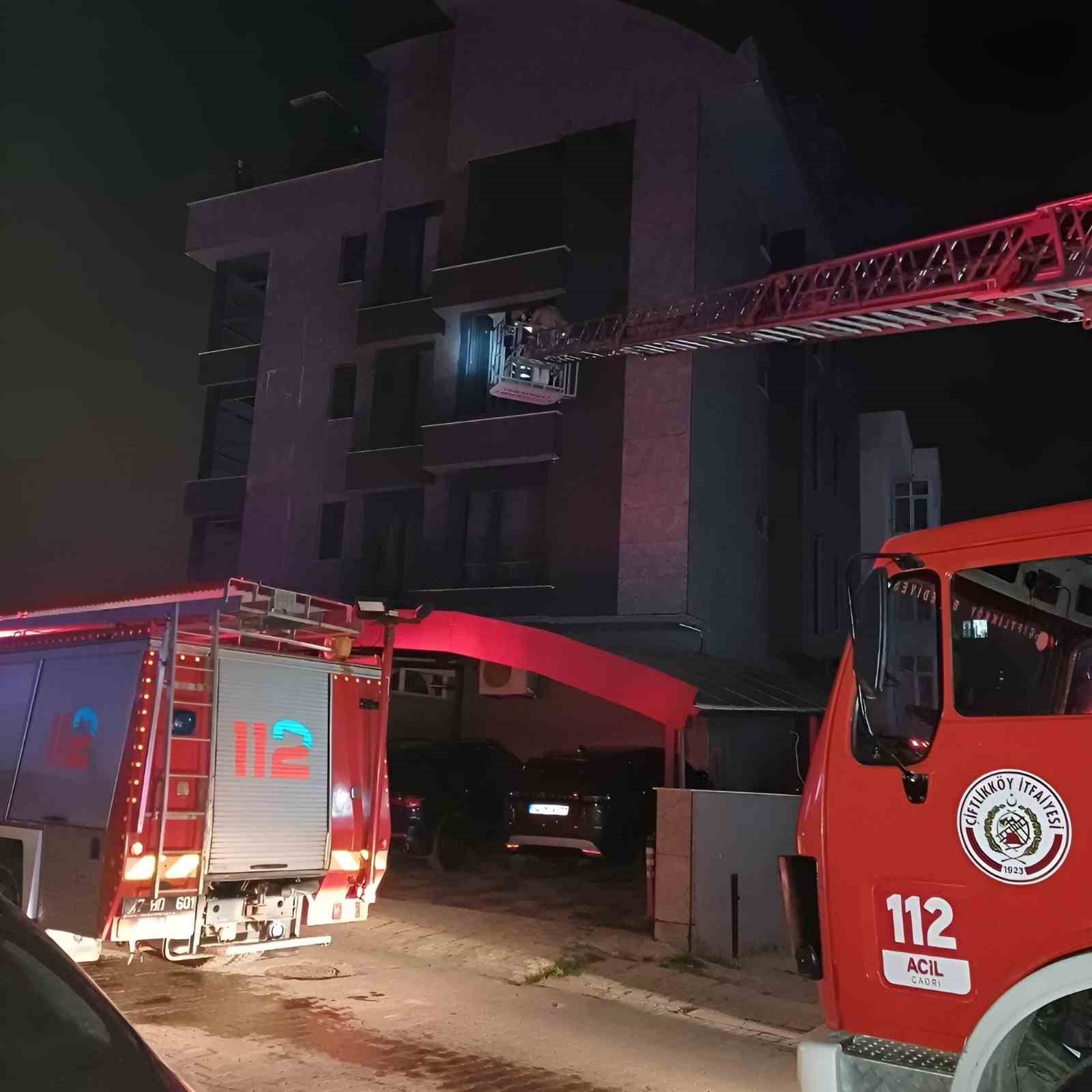 Yalova’da yangın çıkan apartmanda mahsur kalan 7 kişiyi itfaiye kurtardı
