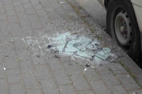 11 kere evin camını kırdı, yetmedi abisinin aracını yakmaya çalıştı..
