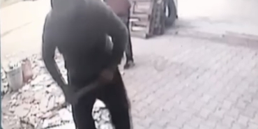 Rahat tavırlarla hırsızlık kamerada