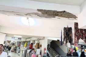 Biga Belediyesi Ticaret Merkezinde deprem sırasında sıva dökülmeleri meydana geldi