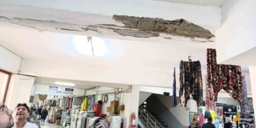 Biga Belediyesi Ticaret Merkezinde deprem sırasında sıva dökülmeleri meydana geldi