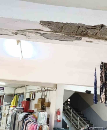 Biga Belediyesi Ticaret Merkezinde deprem sırasında sıva dökülmeleri meydana geldi