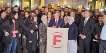 Gelecek Partisi Genel Başkanı Davutoğlu, Sırrı Süreyya Önder’i hastanede ziyaret etti