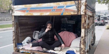 İstanbullular geceyi çadırda geçirdi, bir aile ise kamyonda kaldı