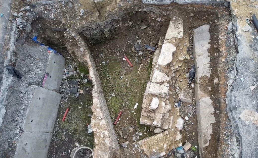 Eminönü’nde İBB’nin 6 yıldır bitmeyen yol çalışması çileye dönüştü