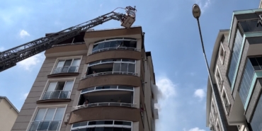 5 katlı binanın zemin katında çıkan yangın panik dolu anlar yaşattı