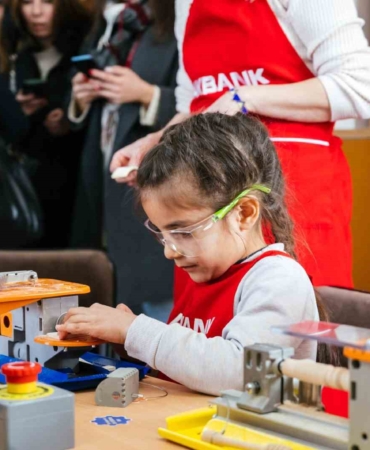 Akbank, "Dönüşümde Gelecek Var" ile on binlerce çocuğun eğitim deneyimini iyileştiriyor