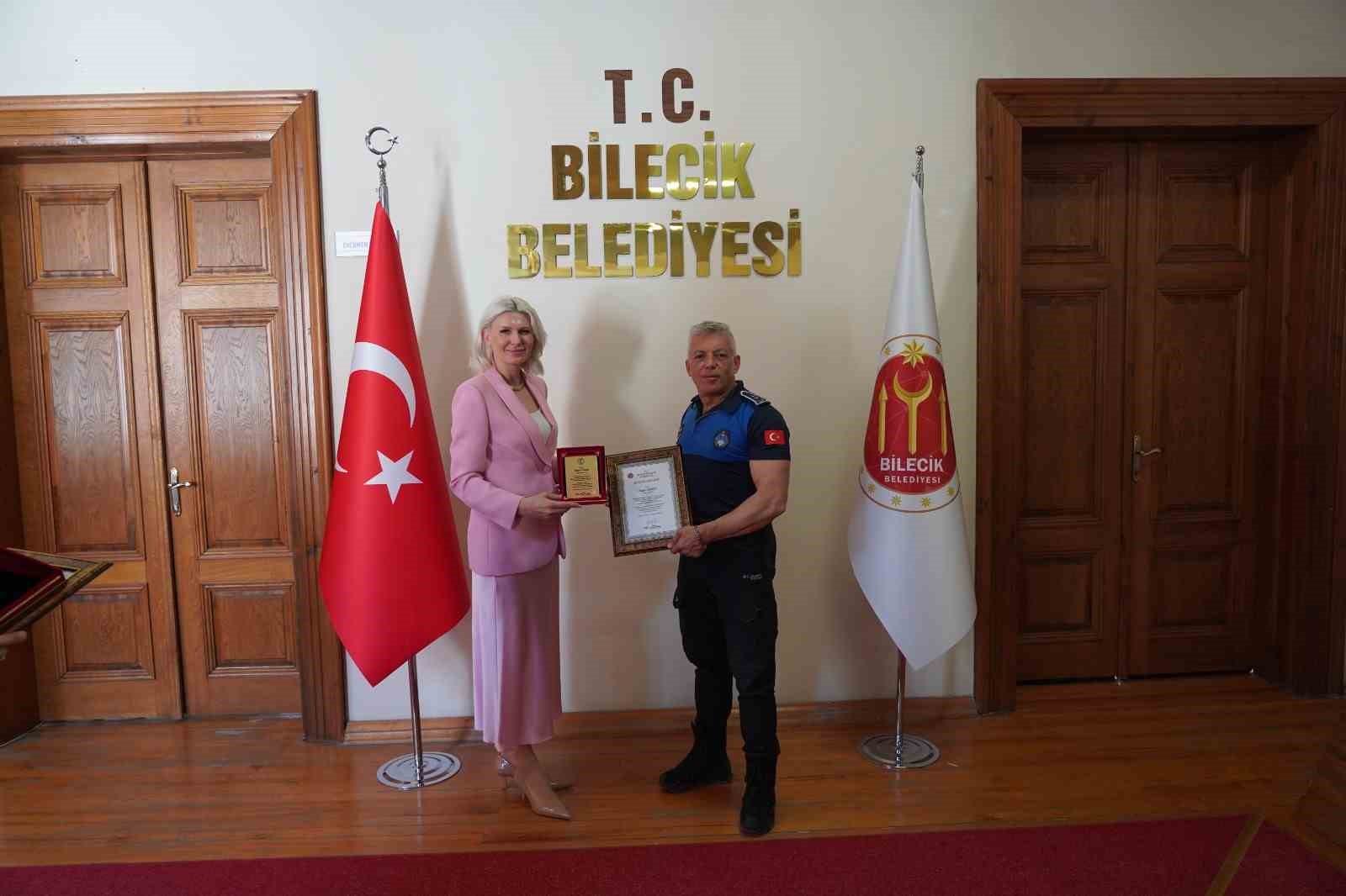 Bilecik’te başarılı operasyona imza atan zabıtalara teşekkür plaketi verildi