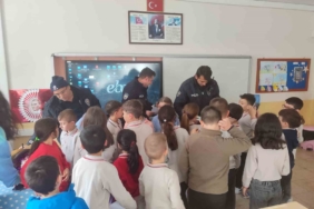 İhbar üzerine okula giden polisler öğrencilerin sürprizle karşılaştılar