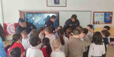 İhbar üzerine okula giden polisler öğrencilerin sürprizle karşılaştılar