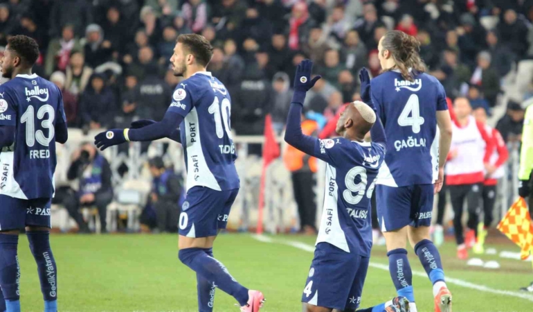 Fenerbahçe, galibiyet serisine Sivas’ta devam etti