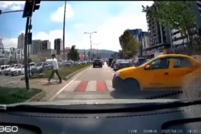 Yolu uzatmak istemeyen taksi, yaya geçidini kullandı