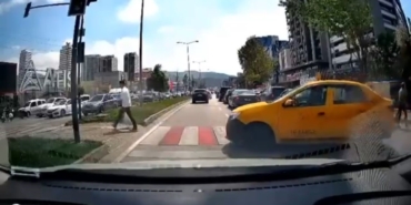 Yolu uzatmak istemeyen taksi, yaya geçidini kullandı