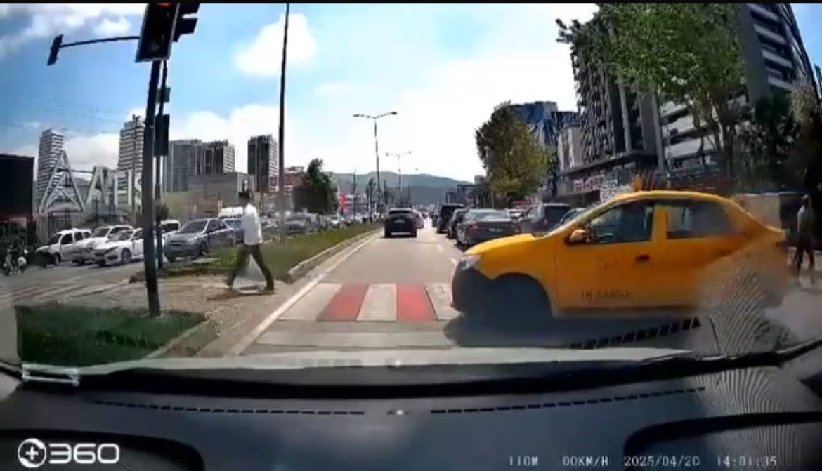 Yolu uzatmak istemeyen taksi, yaya geçidini kullandı