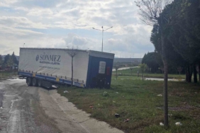 Çanakkale’de seyir halindeki tırın dorsesi çıktı