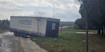 Çanakkale’de seyir halindeki tırın dorsesi çıktı