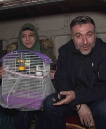 Depremin ardından kimisi çadırda, kimisi kamyonet kasasında geceyi geçiriyor