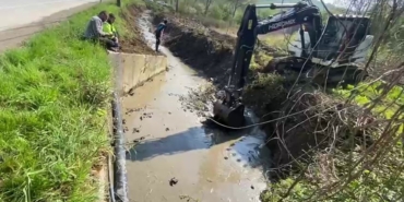 Sapanca Gölü’ne akan akaryakıt minvali madde ekiplerce temizlendi