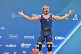 Milli halterci Yusuf Fehmi Genç’ten rekorlarla gelen Avrupa şampiyonluğu