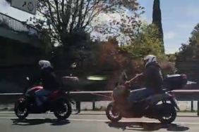 E-5’te tehlikeli yolculuk: Arızalanan motosikleti iple çekti