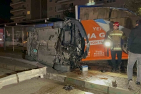 Aydınlatma direğine ve reklam panosuna çarpan araç takla attı: 1 ölü, 1 yaralı