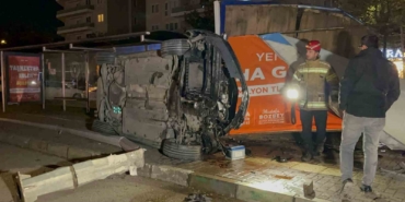 Aydınlatma direğine ve reklam panosuna çarpan araç takla attı: 1 ölü, 1 yaralı