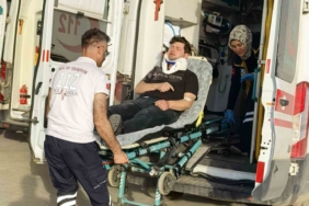 Kontrolden çıkan motosiklet önündeki otomobile çarptı