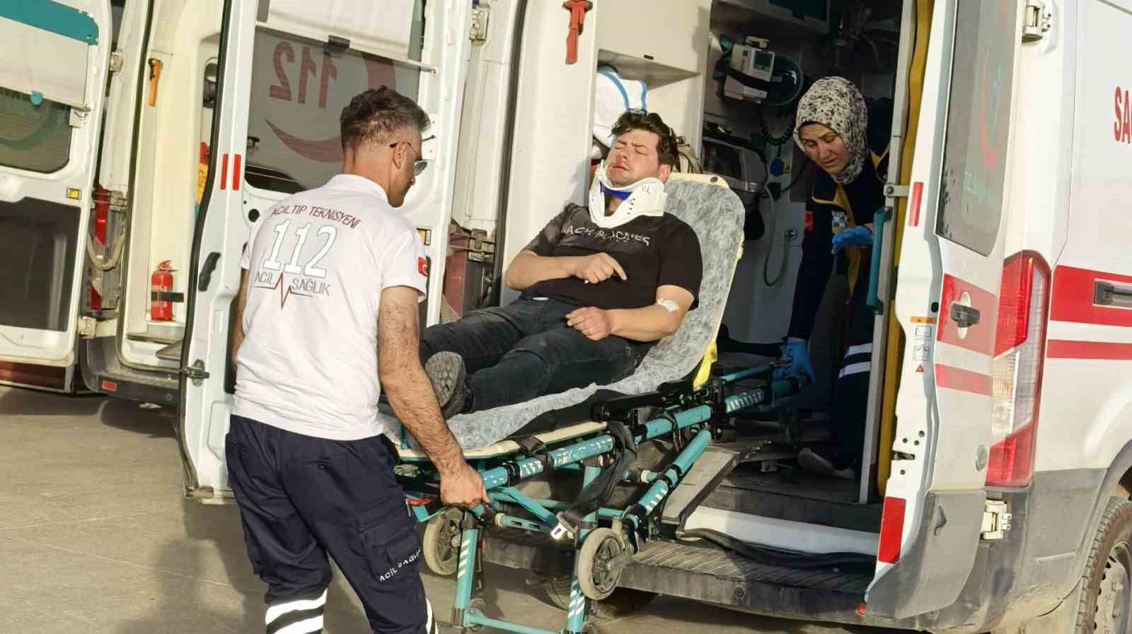 Kontrolden çıkan motosiklet önündeki otomobile çarptı