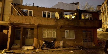 Gaziosmanpaşa’da iki bina alev alev yandı