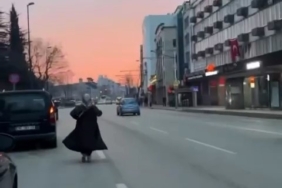 Yolun ortasında otomobili görenler şaştı kaldı