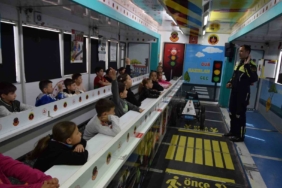 Jandarmadan çocuklara ve vatandaşlara trafik farkındalığı
