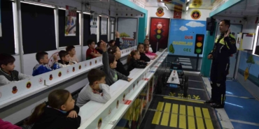 Jandarmadan çocuklara ve vatandaşlara trafik farkındalığı