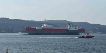 Dev Yüzer Havuz Çanakkale Boğazı’ndan geçti