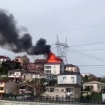 Başakşehir’de bulunan 4 katlı bir binanın çatı katında henüz bilinmeyen bir nedenle yangın çıktı. İtfaiye ekipleri yangına müdahale ediyor.