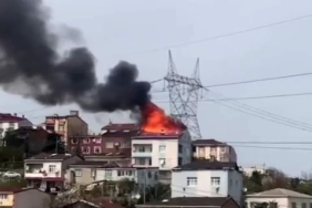 Başakşehir’de bulunan 4 katlı bir binanın çatı katında henüz bilinmeyen bir nedenle yangın çıktı. İtfaiye ekipleri yangına müdahale ediyor.