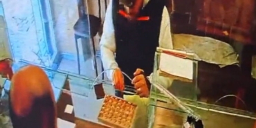 Sultanbeyli’de kuyumcudan 570 bin TL’lik külçe altın hırsızlığı kamerada