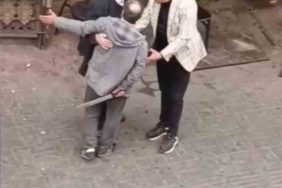 Beyoğlu’nda kavga ettiği şahsı döner bıçağıyla yaralayan saldırgan kamerada