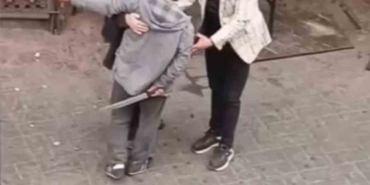 Beyoğlu’nda kavga ettiği şahsı döner bıçağıyla yaralayan saldırgan kamerada