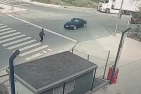 Pendik’te bir sürücü, yaya geçidindeki kişinin üzerine otomobilini sürdü