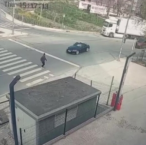 Pendik’te bir sürücü, yaya geçidindeki kişinin üzerine otomobilini sürdü