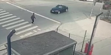 Pendik’te bir sürücü, yaya geçidindeki kişinin üzerine otomobilini sürdü