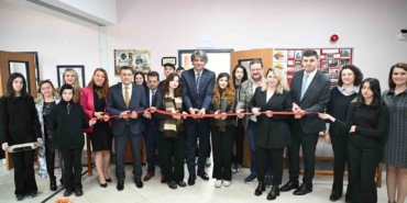 Lise öğrencileri Enver Ercan’ın kitapları ile yeni bir kütüphaneye kavuştu