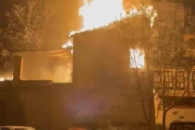 Bursa’da 2 katlı tarihi bina alevlere teslim oldu