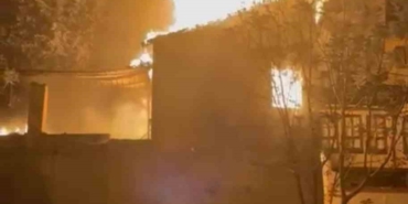Bursa’da 2 katlı tarihi bina alevlere teslim oldu