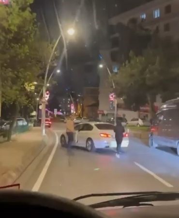 Büyükçekmece’de yol kesip aracı yumruklayan sürücü kamerada