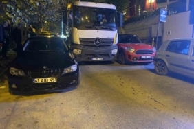 Kadıköy’de hatalı park krizi: Vatandaşlar aracı elleriyle taşıdı