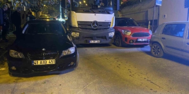 Kadıköy’de hatalı park krizi: Vatandaşlar aracı elleriyle taşıdı