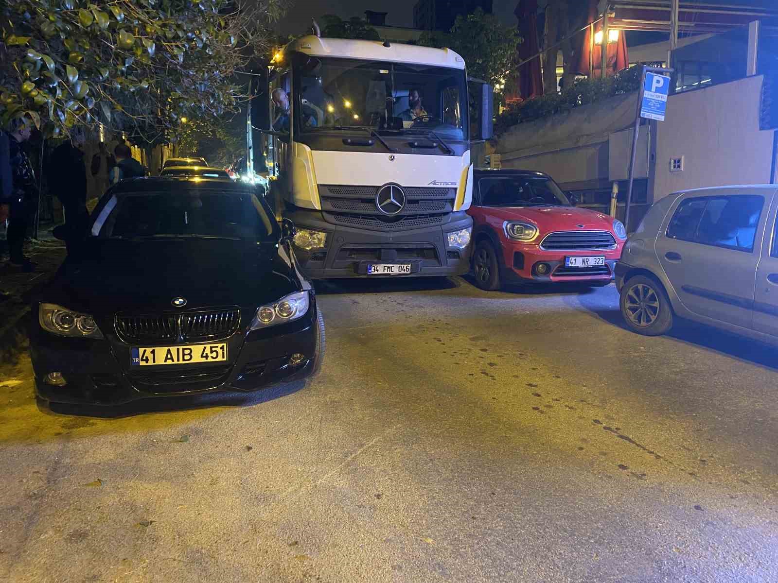 Kadıköy’de hatalı park krizi: Vatandaşlar aracı elleriyle taşıdı